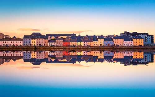 Bus touristique côtoyant la mer à Galway