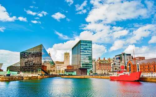 Bus touristique à ciel ouvert sur les docks de Liverpool