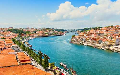 Bus touristique à ciel ouvert dans le quartier de Ribeira