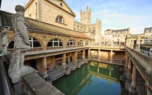 Bus à ciel ouvert aux thermes romains de Bath