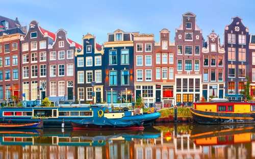 Bus touristique à ciel ouvert le long des canaux d'Amsterdam